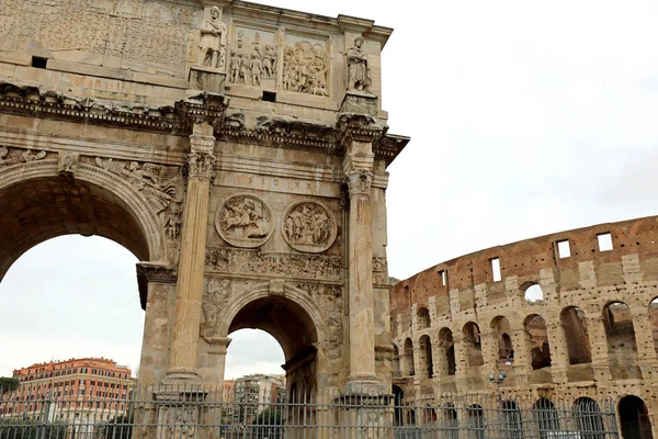 君士坦丁拱门和罗马斗兽场的背景 — 图库照片
