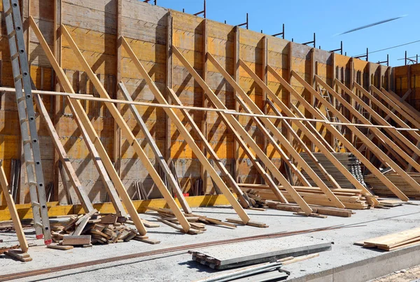 Construcción y construcción de un gran muro de contención — Foto de Stock