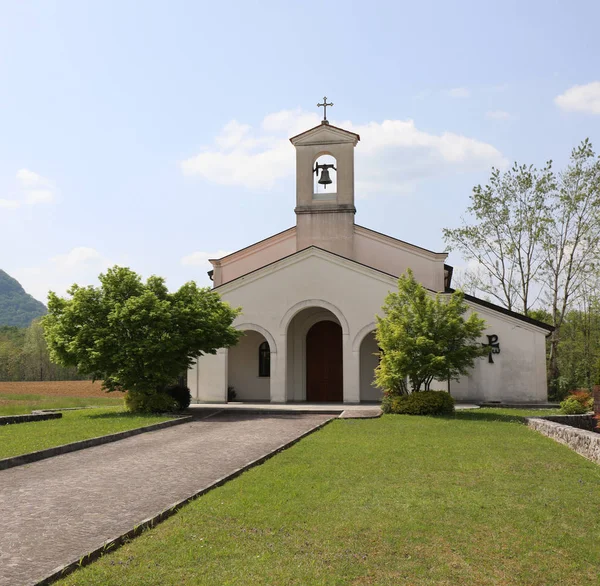 Pequena igreja branca na cidade de Cimano, no norte da Itália — Fotografia de Stock