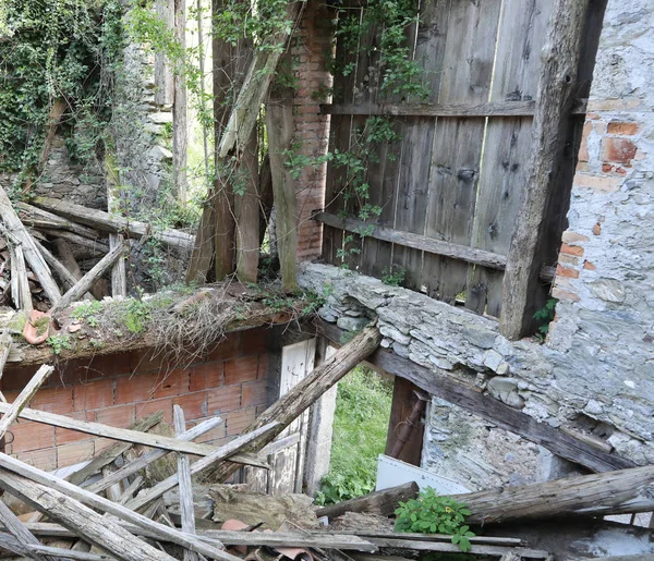 Altes verlassenes Haus — Stockfoto