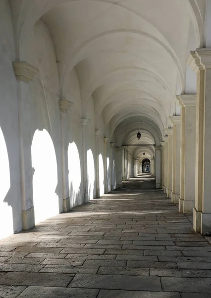 Antichi portici senza persone — Foto Stock