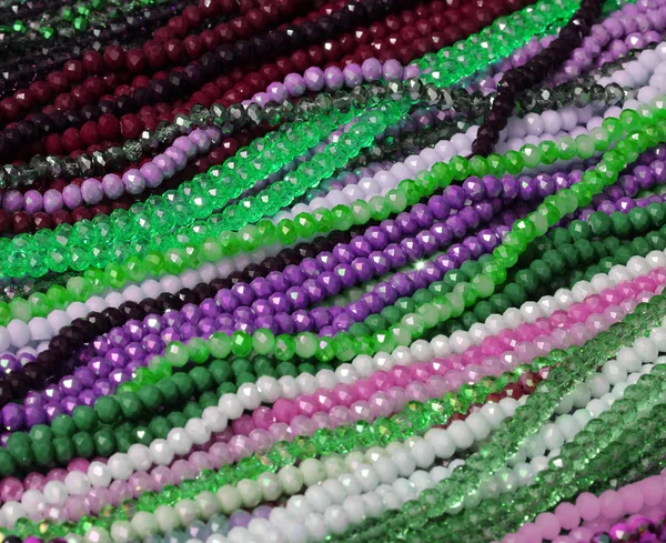 Muchos collares de perlas de colores preciosos en una joyería —  Fotos de Stock