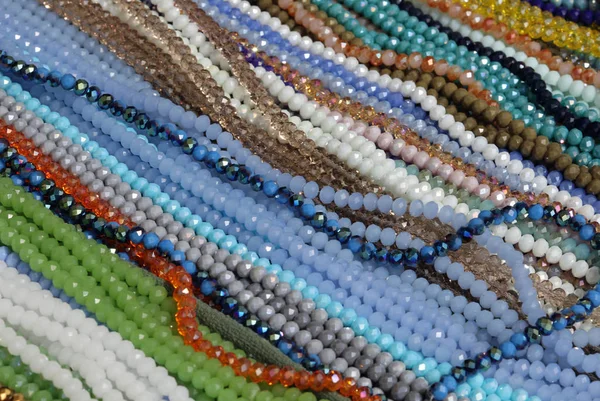 Collane di preziose perle colorate in vendita in un gioiello — Foto Stock
