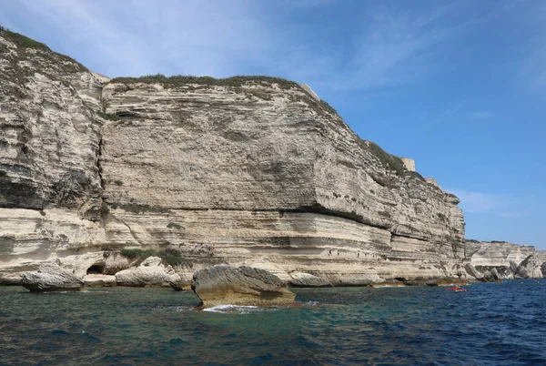 Широкая скала и Средиземное море — стоковое фото