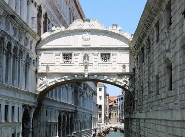 İtalyan languag'ında Ponte dei Sospiri olarak da adlandırılan İç Çekmeler Köprüsü
