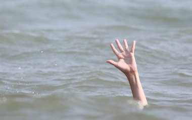 bather yardım için elini tutar