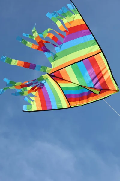 Cerf-volant coloré sur le ciel bleu — Photo