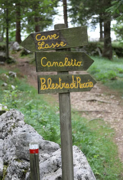 Path signal in mountain track in Italy with the name of place — Stock fotografie