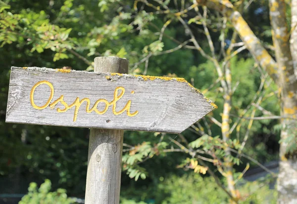 Italiaanse Trail marker op de berg met tekst van de plaats genaamd Ospol — Stockfoto