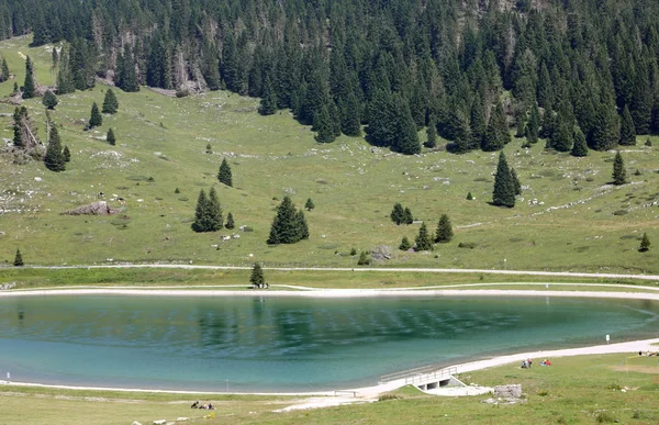 Scénographie de tranquillité avec petit lac — Photo