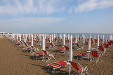 yaz aylarında tatil kırmızı plaj şemsiye ve şezlong