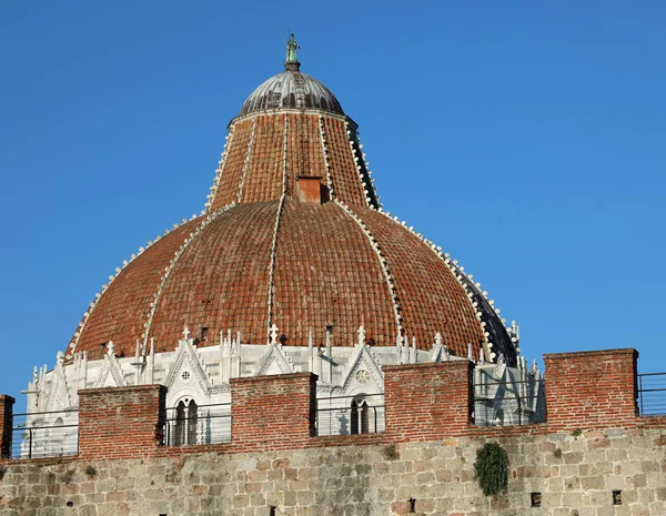 Baptisterio de Pisa en Italia en la Plaza de los Milagros — Foto de Stock
