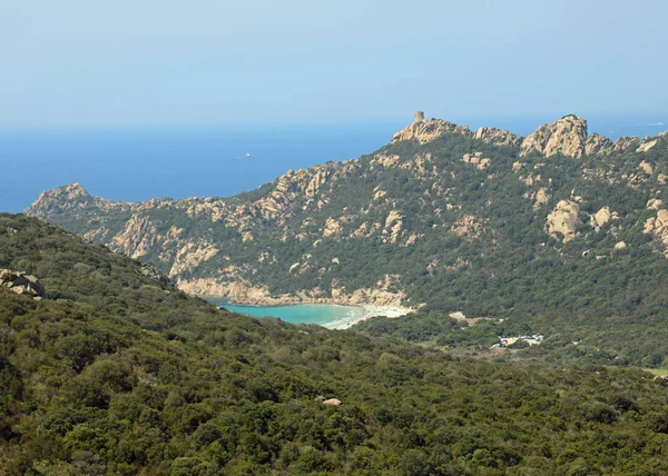 Typowy widok na Korsykę wyspa w morzu Mediterranea — Zdjęcie stockowe