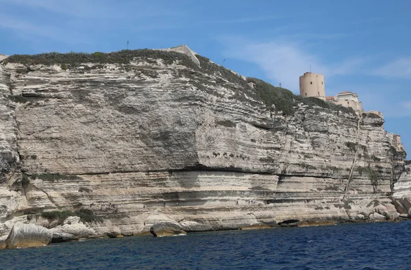 Acantilados de Bonifacio Ciudad en la isla de Córcega en el Mediterráneo — Foto de Stock