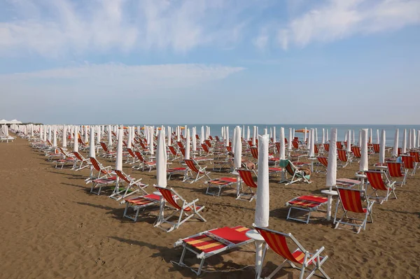 Parasol de plage rouge et transats de la station en été — Photo