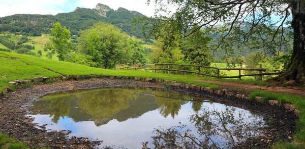 Pond and the reflection of mountains on the water — Stock Photo, Image