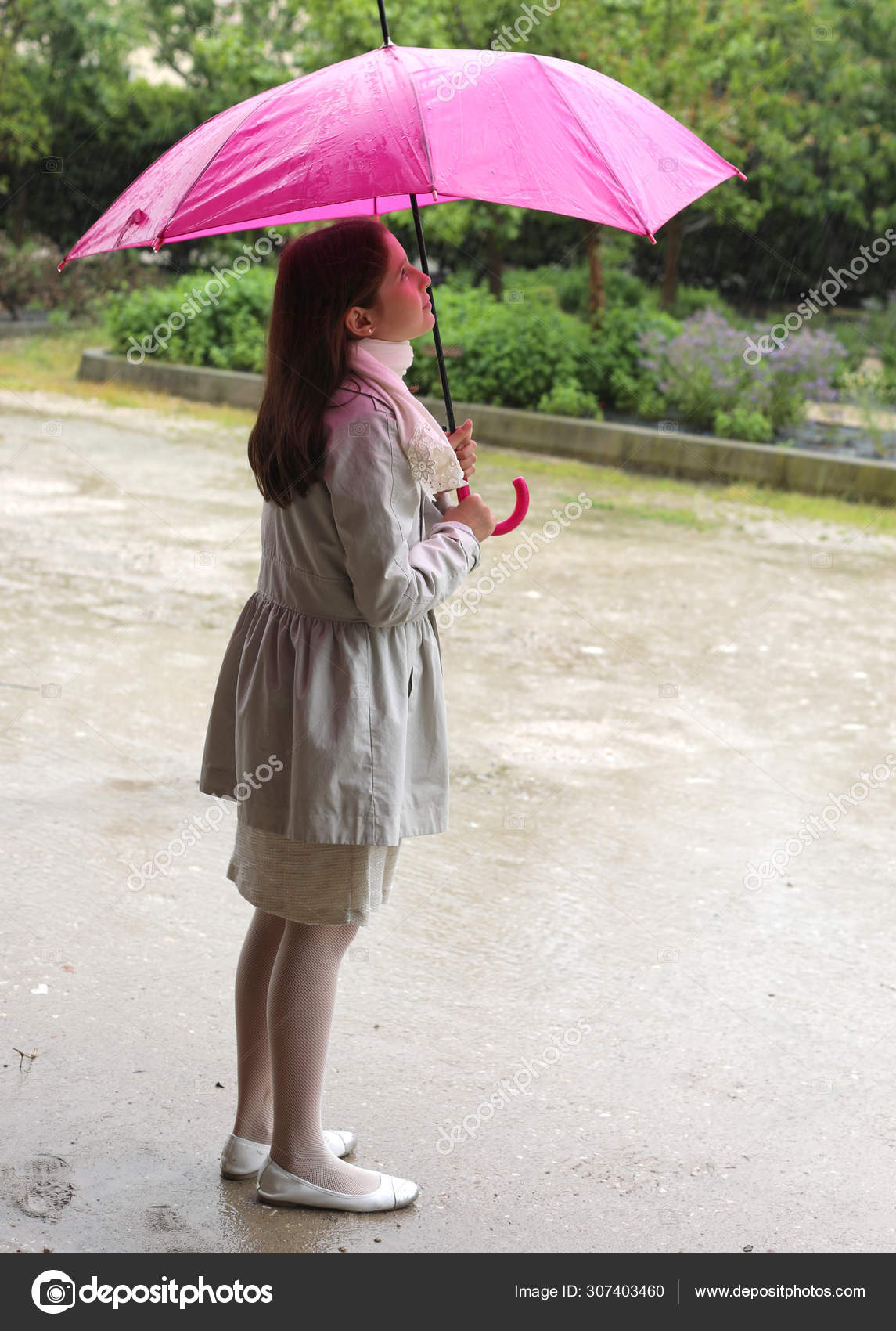 Elegante Petite Fille Est Sous La Pluie Avec Un Parapluie Image Libre De Droit Par Chiccododifc C Elegante Petite Fille Est Sous La Pluie Avec Un Parapluie Image Libre De Droit Par Chiccododifc C