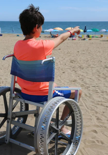 어린 소년과 함께 휠체어 — 스톡 사진