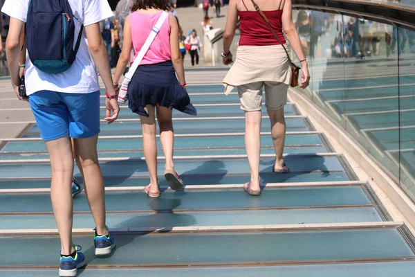 Keluarga berjalan di jembatan modern di Venice Italia disebut Ponte d — Stok Foto