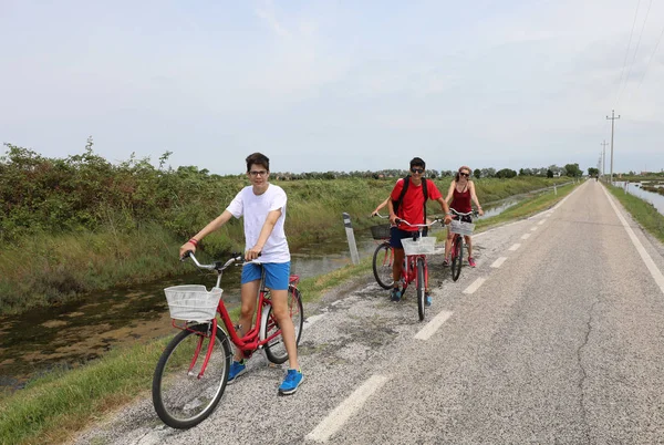 Famille avec de jeunes garçons avec des vélos — Photo