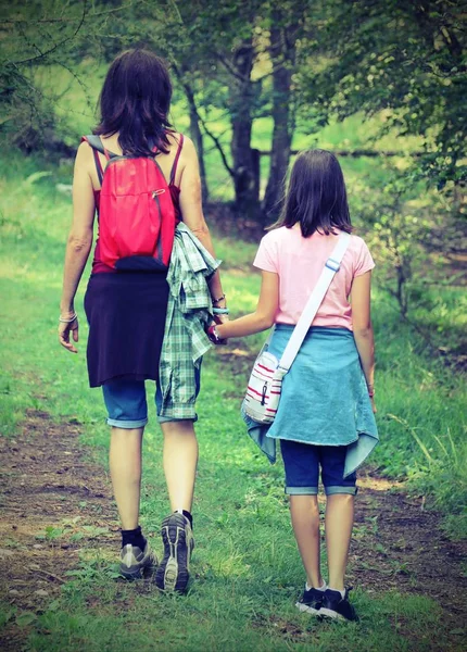 Mutter und Tochter gehen den Weg mit altmodischer Tönung — Stockfoto