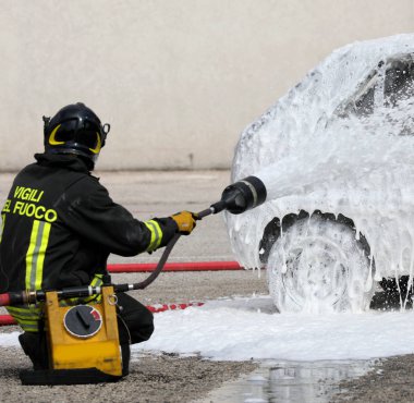Roma, Rm, İtalya - 23 Mayıs 2019: Üniformalı ve te li itfaiyeciler