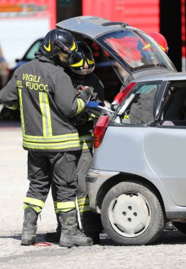 Roma, Rm, İtalya - 16 Mayıs 2019: trafik kazası ve itfaiyeciler