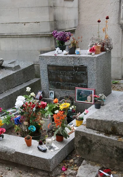 Paris, France - August 21, 2018: Tomb of the famous singer Jim M — Stock Photo, Image