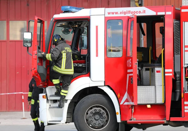 Рим, РМ, Италия - 16 мая 2019 года: пожарная машина во время — стоковое фото