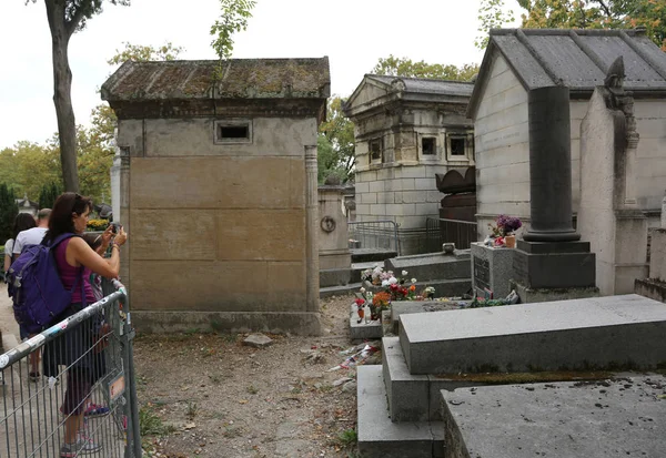 Paris, France - August 21, 2018: Tomb of the famous singer Jim M — Stock Photo, Image