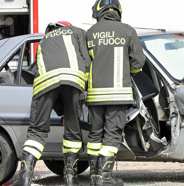 Roma, RM, Italia - 23 de mayo de 2019: bomberos con uniforme y te — Foto de Stock