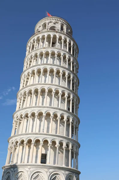 Pisa, PI, Italy - August 21, 2019: Leaning Tower of Pisa with fl — Stockfoto