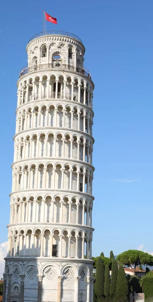 Pisa, PI, Italy - August 21, 2019: Leaning Tower of Pisa with fl — Stock Photo, Image