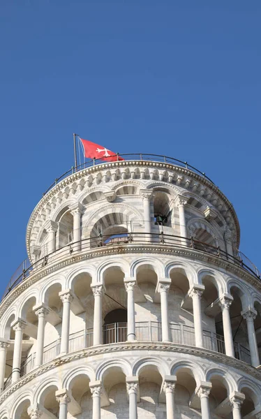 Pisa, PI, Italia - 21 de agosto de 2019: Torre inclinada de Pisa con fl —  Fotos de Stock