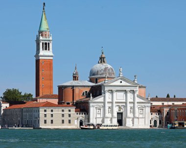 Yüksek çan kulesi ve Aziz George Kilisesi San Giorgi denir