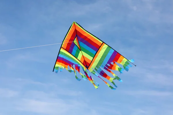 非常丰富多彩的风筝在蓝天上飞翔 — 图库照片