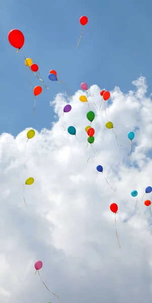 Globos vuelan en el cielo con nubes durante la fiesta —  Fotos de Stock