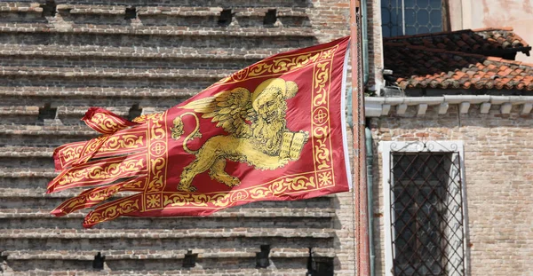 Bevingade lejon på flaggan är en symbol för Serenissima Repubblica — Stockfoto