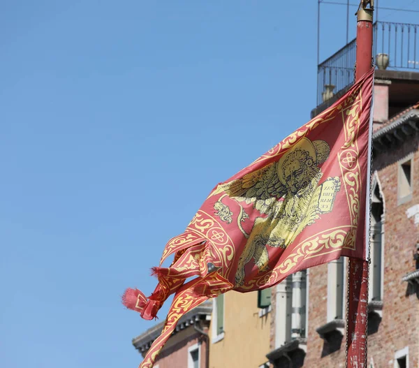 Bandeira veneziana acenando ao vento em Veneza Itália — Fotografia de Stock