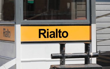 Venedik Vaporetto terminali ve metin Rialto
