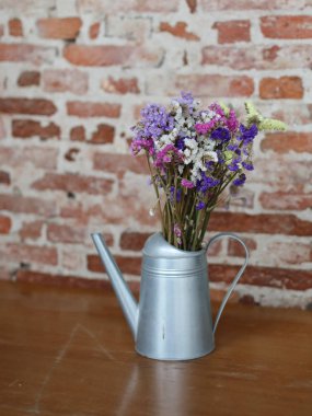 sulama çiçekler için bir vazo olarak kullanılabilir