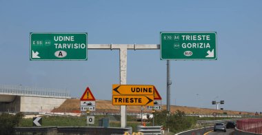 için sapma ile oklar ile yol işaretleri ile kavşak