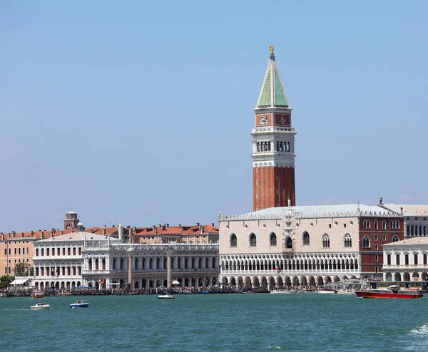 Klokkentoren van Saint Mark in Venetië en het hertogelijk paleis gezien — Stockfoto