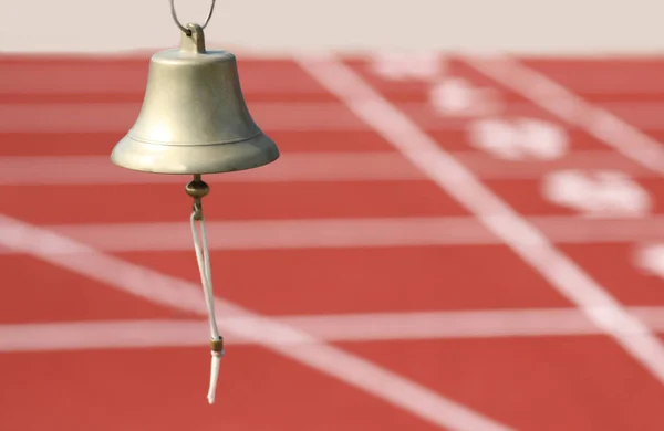 Bronzový zvonek v atletické oblasti, který se hraje na poslední La — Stock fotografie