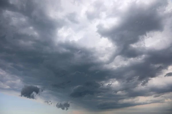 Molte nuvole grigie e scure sul cielo — Foto Stock