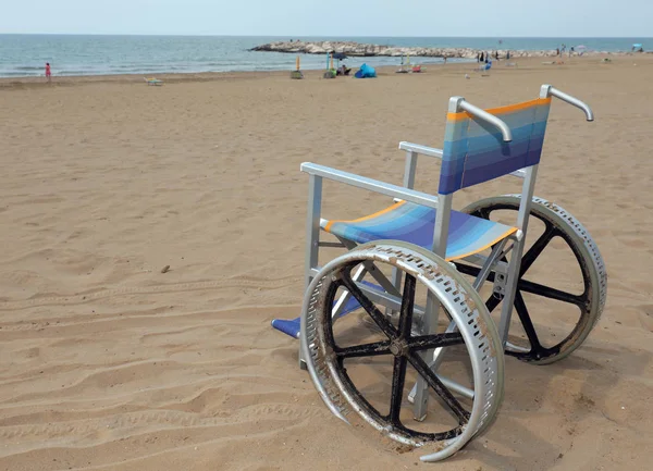 Silla de ruedas fabricada con aleación de aluminio para moverse sobre la arena de b —  Fotos de Stock