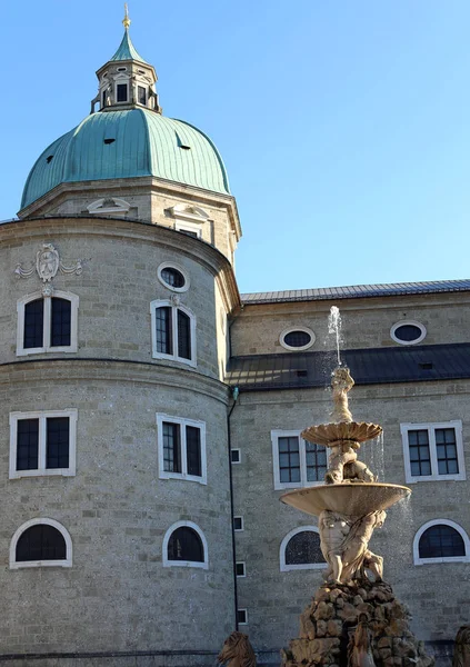 Fontaine appelée Residenzbrunner en langue autrichienne à Salzsbur — Photo