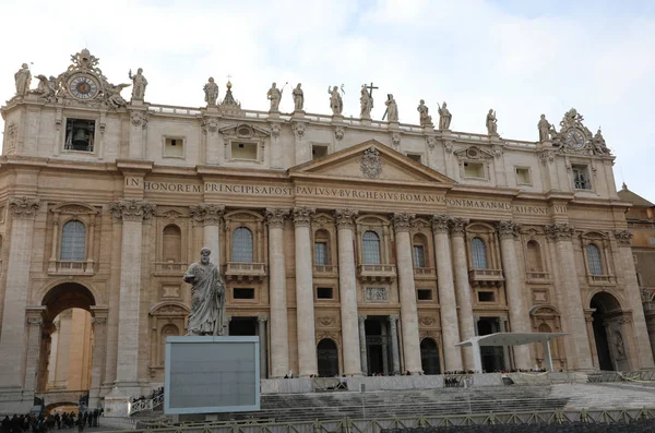 Amplia Basílica de San Pedro en la Ciudad del Vaticano y la gran Estatua de — Foto de Stock