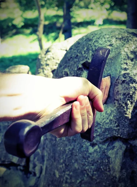 Mão e a espada Excalibur — Fotografia de Stock