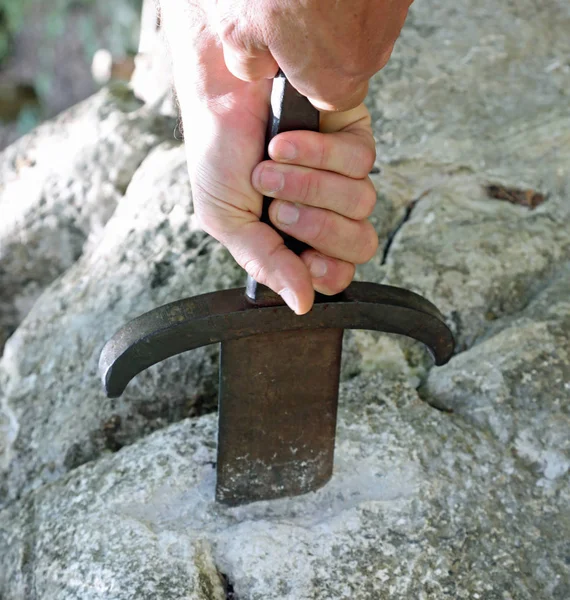 Excalbiur svärd och händerna på kungen — Stockfoto